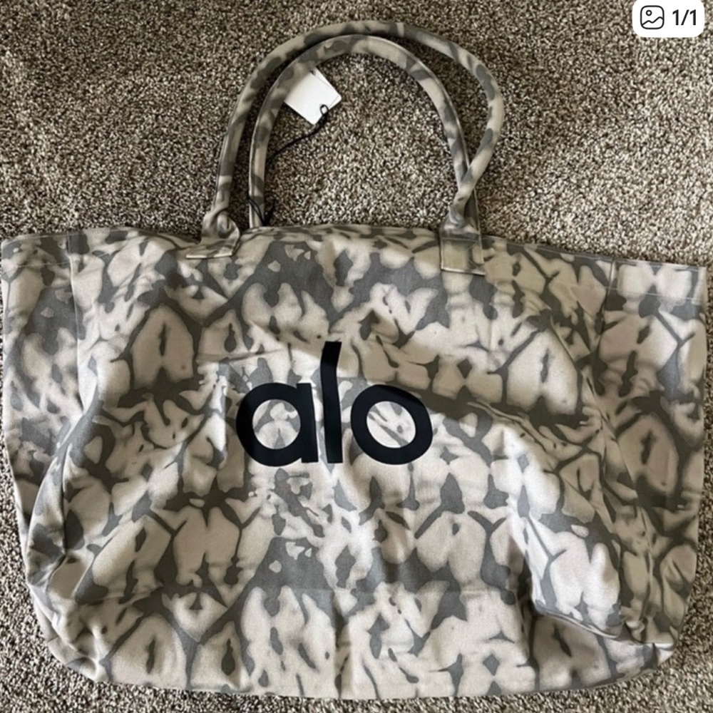 ALO Yoga Gray and White Patterned Tote
